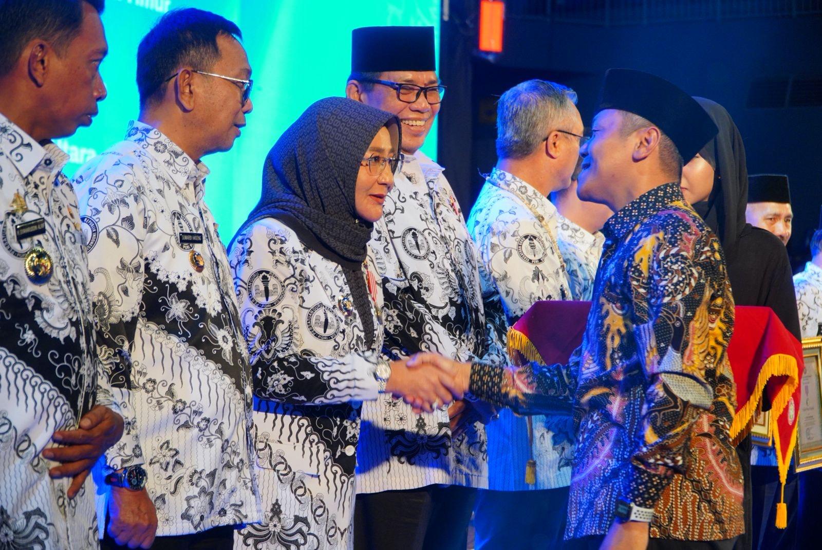 Komitmen Membangun Pendidikan, Bupati Berau Sri Juniarsih Mas Raih Penghargaan Dwija Praja Nugraha