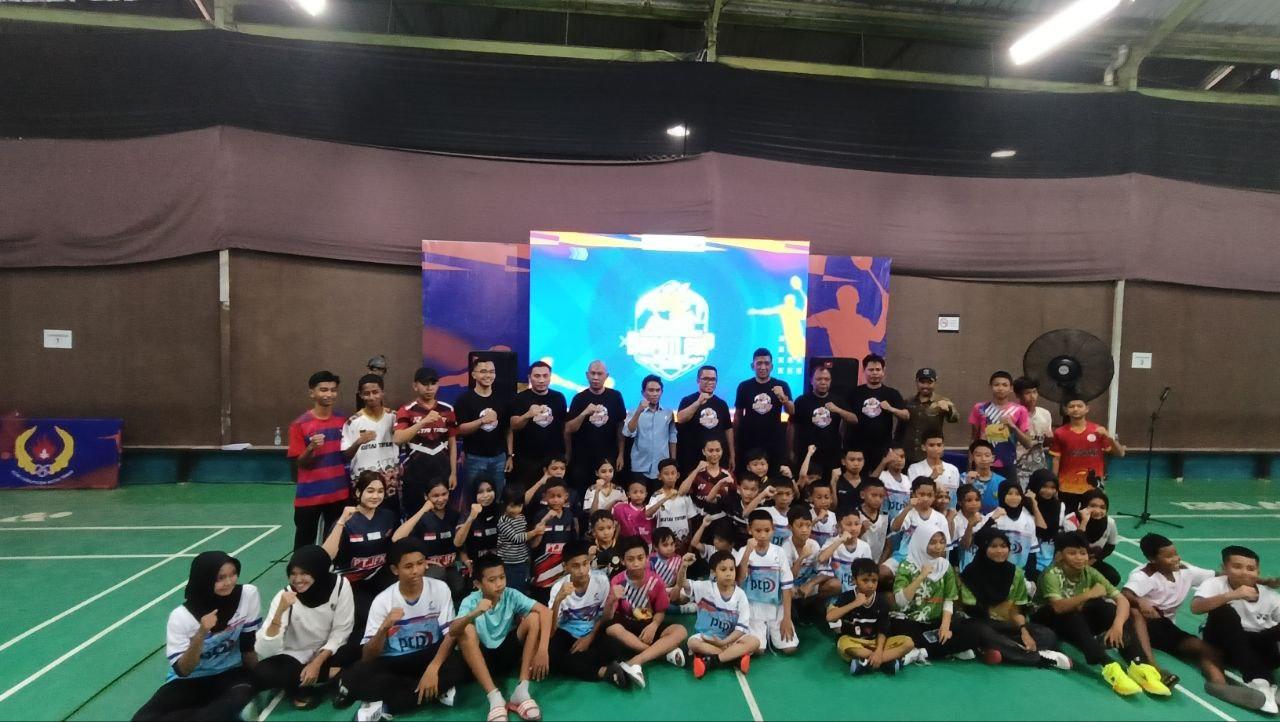 20251201_Wakil-Bupati-Kutim-Mahyunadi-dengan-atlet-Bupati-Cup-Bulutangkis-2025.jpg