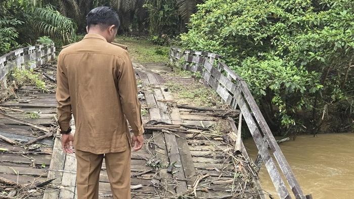BREAKING NEWS: Jembatan Tepian Indah Kutim Amblas, Aktivitas Warga dan Kiriman Sawit Terputus