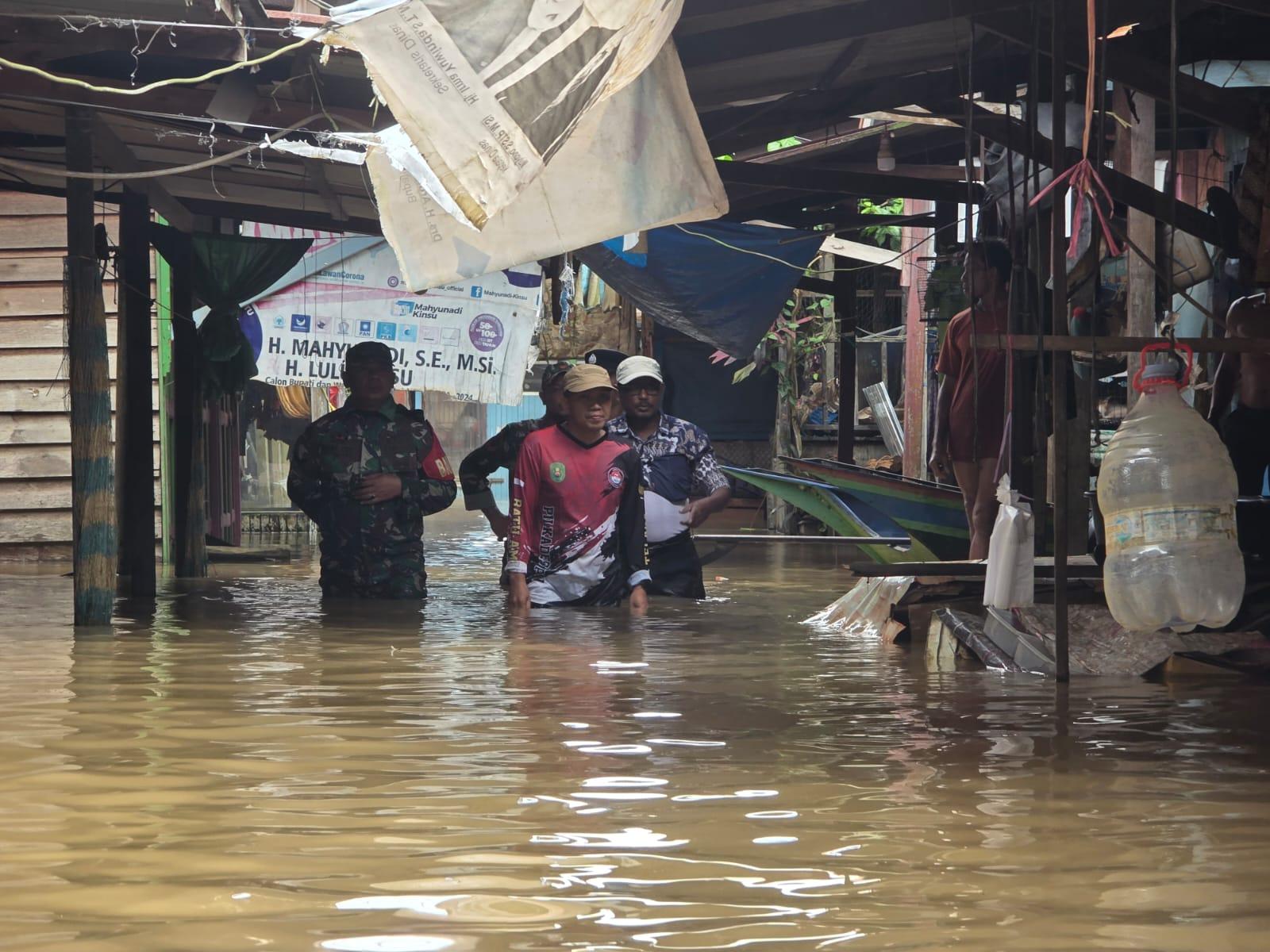 Dampak Buruk Banjir di Desa Batu Timbau Ulu Kutai Timur, 50 KK Mengungsi hingga Pasar Terendam