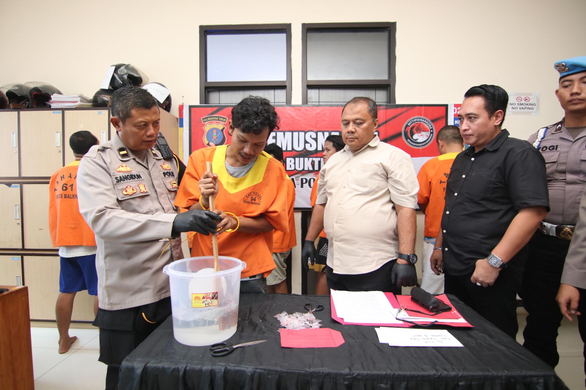 20251218_Polresta-Balikpapan-musnahkan-sabu-dari-15-hasil-tangkapan.jpg