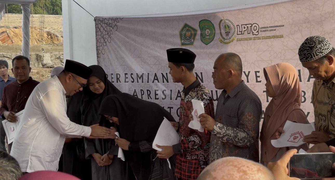 20251229_Juara-MTQ-Nasional-asal-Kukar-menerima-Rumah-Apresiasi-dari-Bupati-Kutai-Kartanegara.jpg