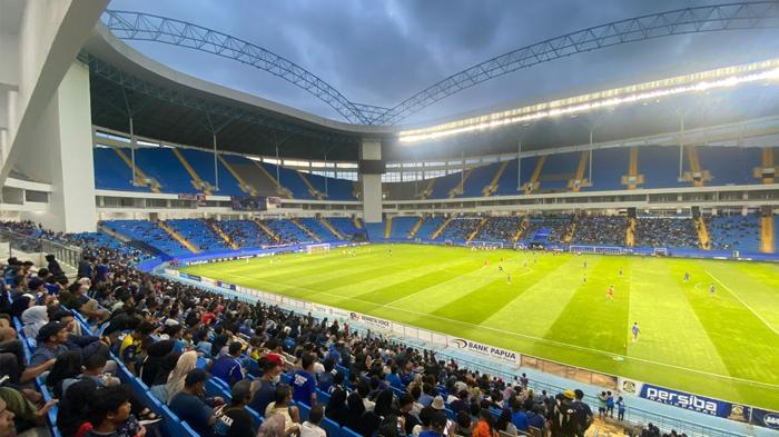 Persiba Balikpapan vs NZR Sumbersari di Stadion Batakan, Senyum Herman Dzumafo Dekati Suporter