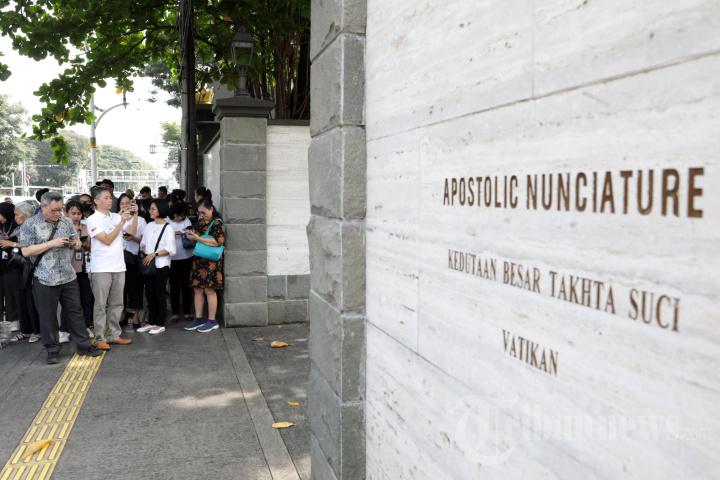 Momen Antusias Warga Ketika Kunjungi Kedubes Vatikan di Jakarta, Berikan Doa Kepada Paus Fransiskus