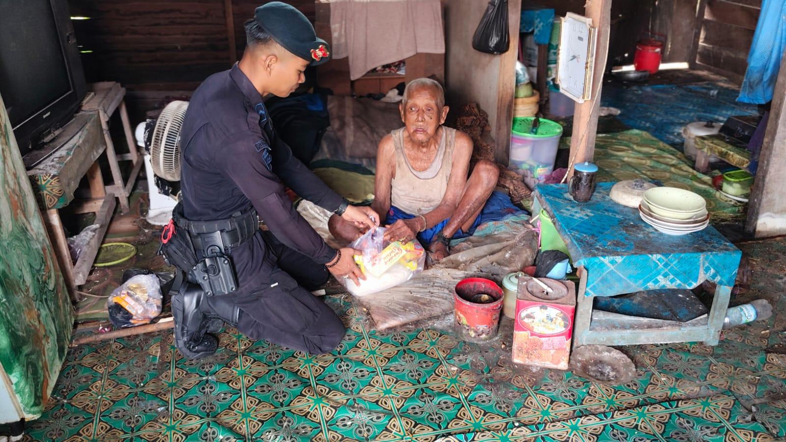 20260109_Brimob-Polda-Kaltim-menyalurkan-bantuan-sembako-kepada-lansia-di-Balikpapan.jpg