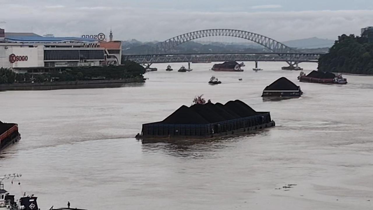 20260109_Kapal-Ponton-Tongkang-Batu-Bara-di-Jembatan-Mahulu-Sungai-Mahakam.jpg