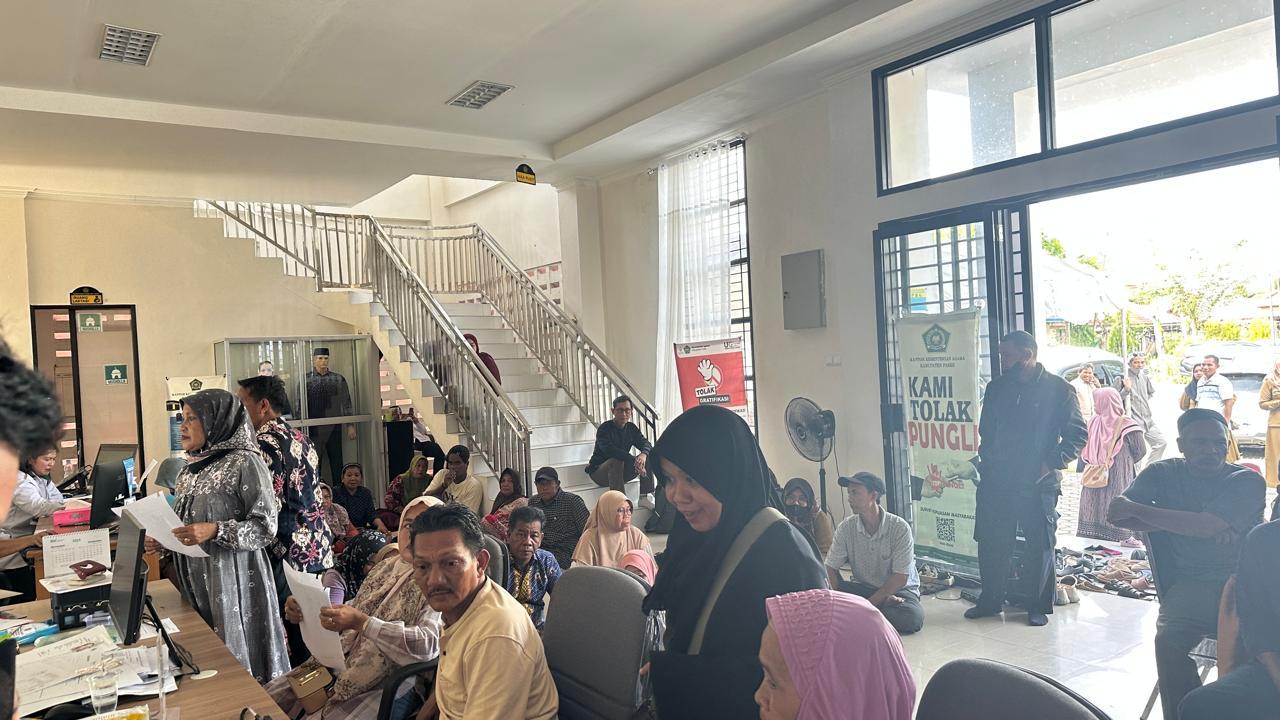 20260109_Para-Calhaj-melakukan-pelunasan-biaya-haji-tahap-pertama-di-Kantor-PHU-Paser.jpg