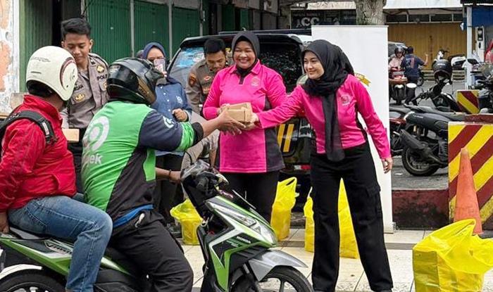 Sat Samapta Polresta Balikpapan dan Bhayangkari Gelar Jumat Berkah, Bagikan Ratusan Nasi Boks