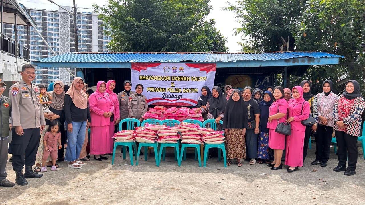 2026011_Polda-Kalimantan-Timur-Polwan-Bantu-Beri-Beras.jpg