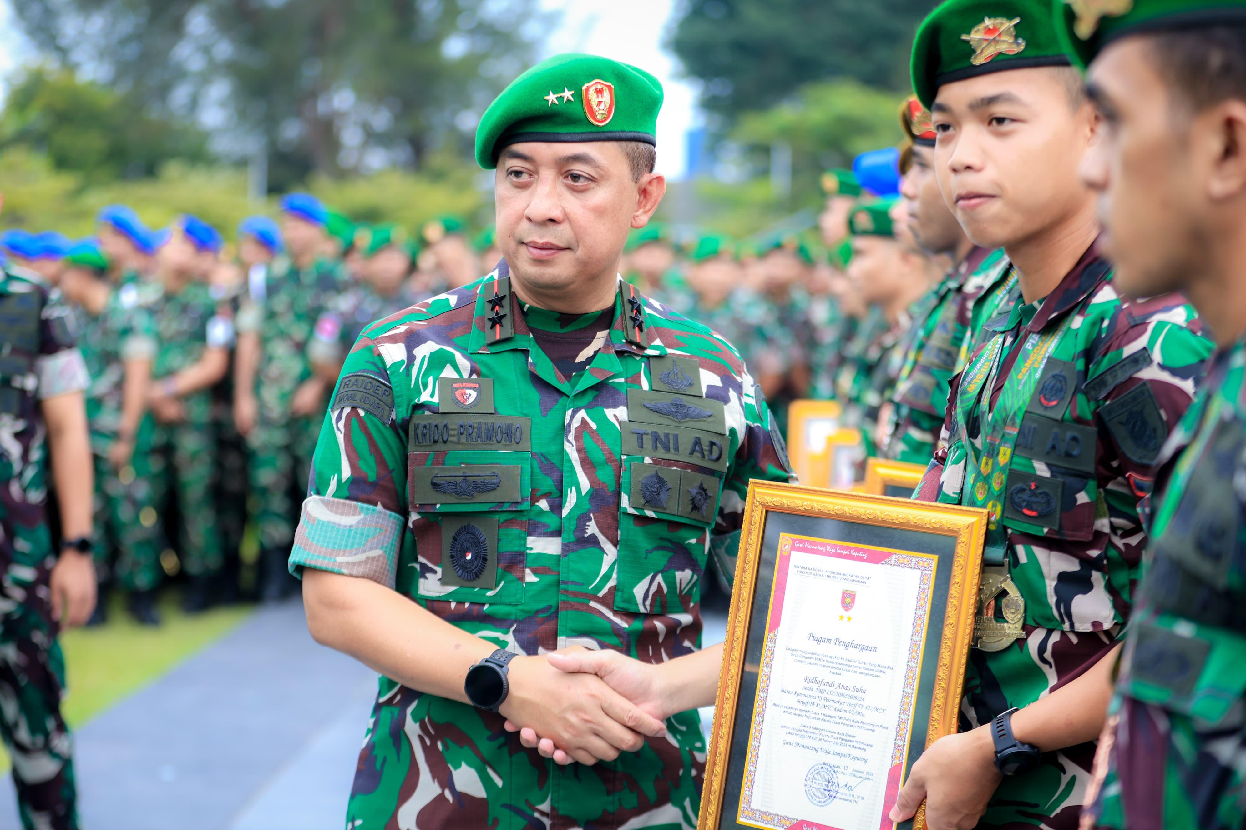 20260120_Pangdam-VI-Mulawarman-Mayjen-TNI-Krido-Pramono-Berikan-Penghargaan.jpg