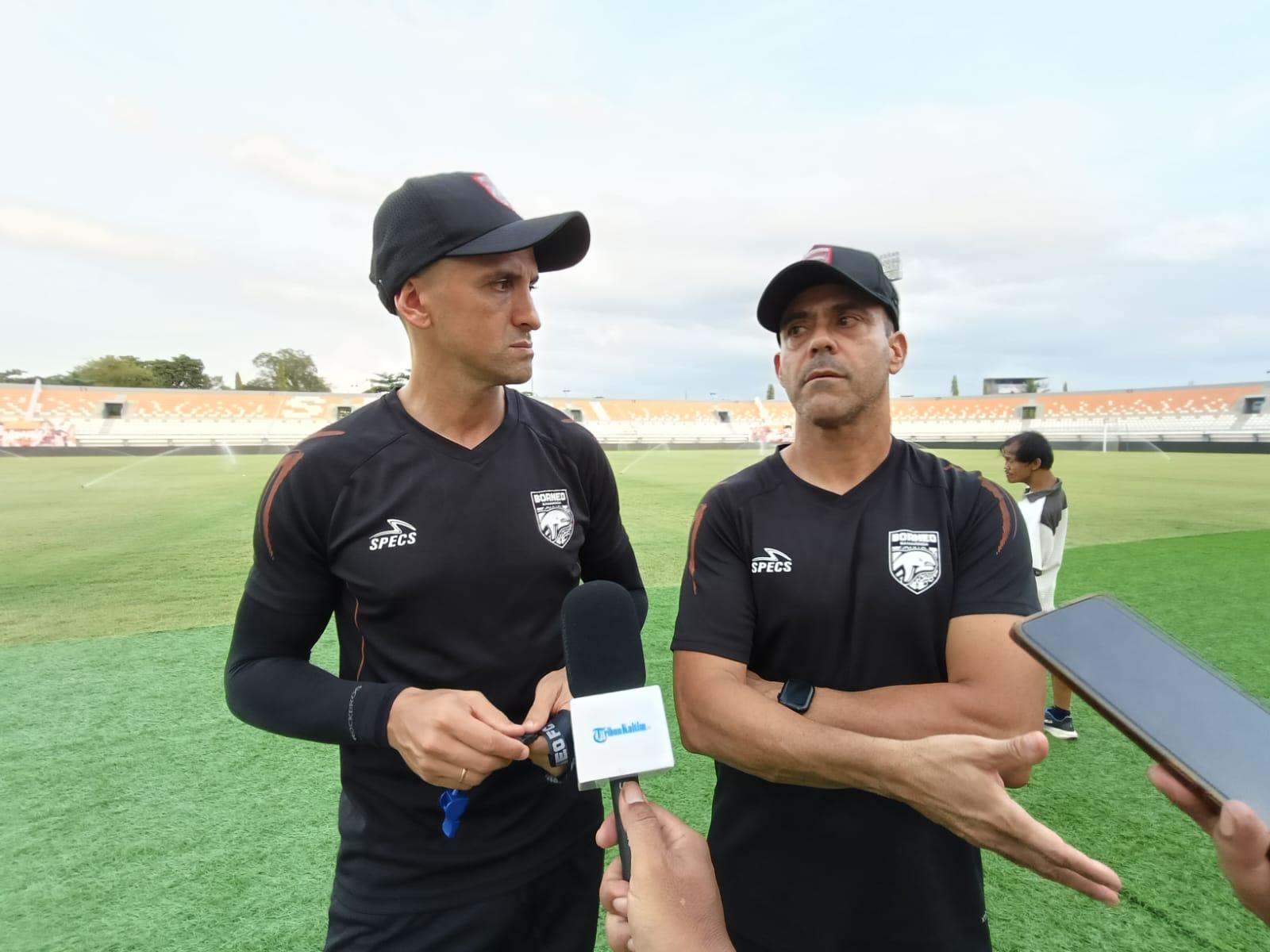 20260120_Pelatih-Borneo-FC-Fabio-Lefundes-tengah-didampingi-asisten-Pedro-Javier.jpg