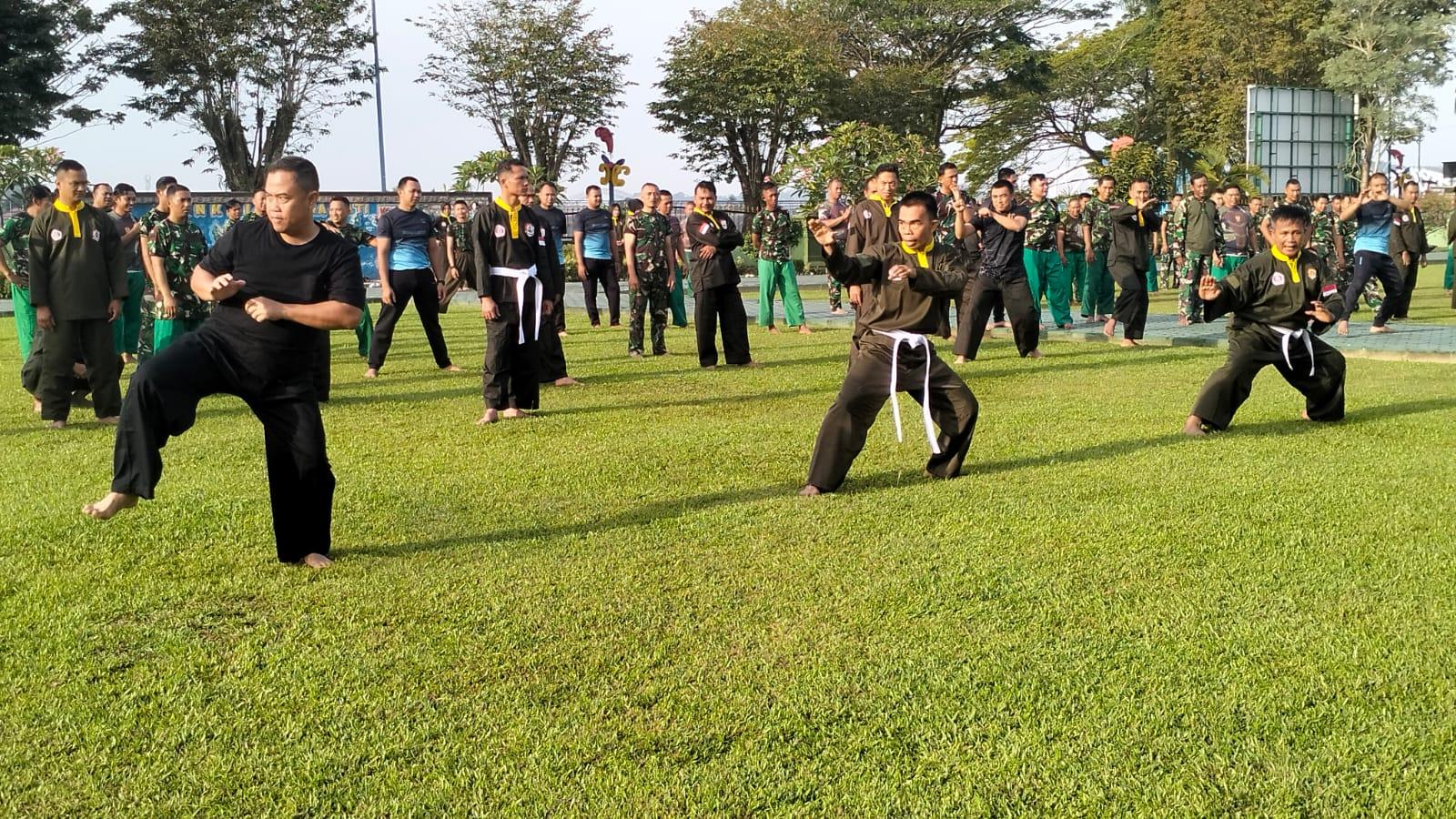 Danrem 091/ASN  Dukung Seragam Baju Pencak Silat Militer