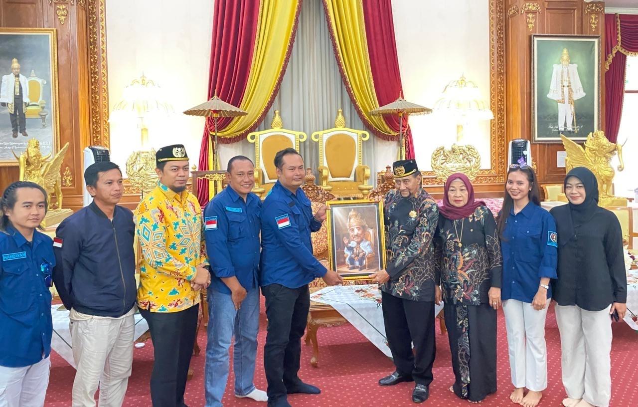 20260126_Sultan-Kutai-Kartanegara-menerima-cindera-mata-dari-PWI-Kukar.jpg