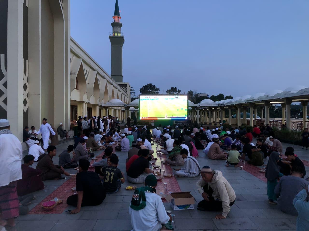 Nobar Piala Dunia 2026 di Masjid Madinatul Iman Balikpapan, Seru Sepak Bolanya dan Terjaga Ibadahnya - Tribunkaltim.co