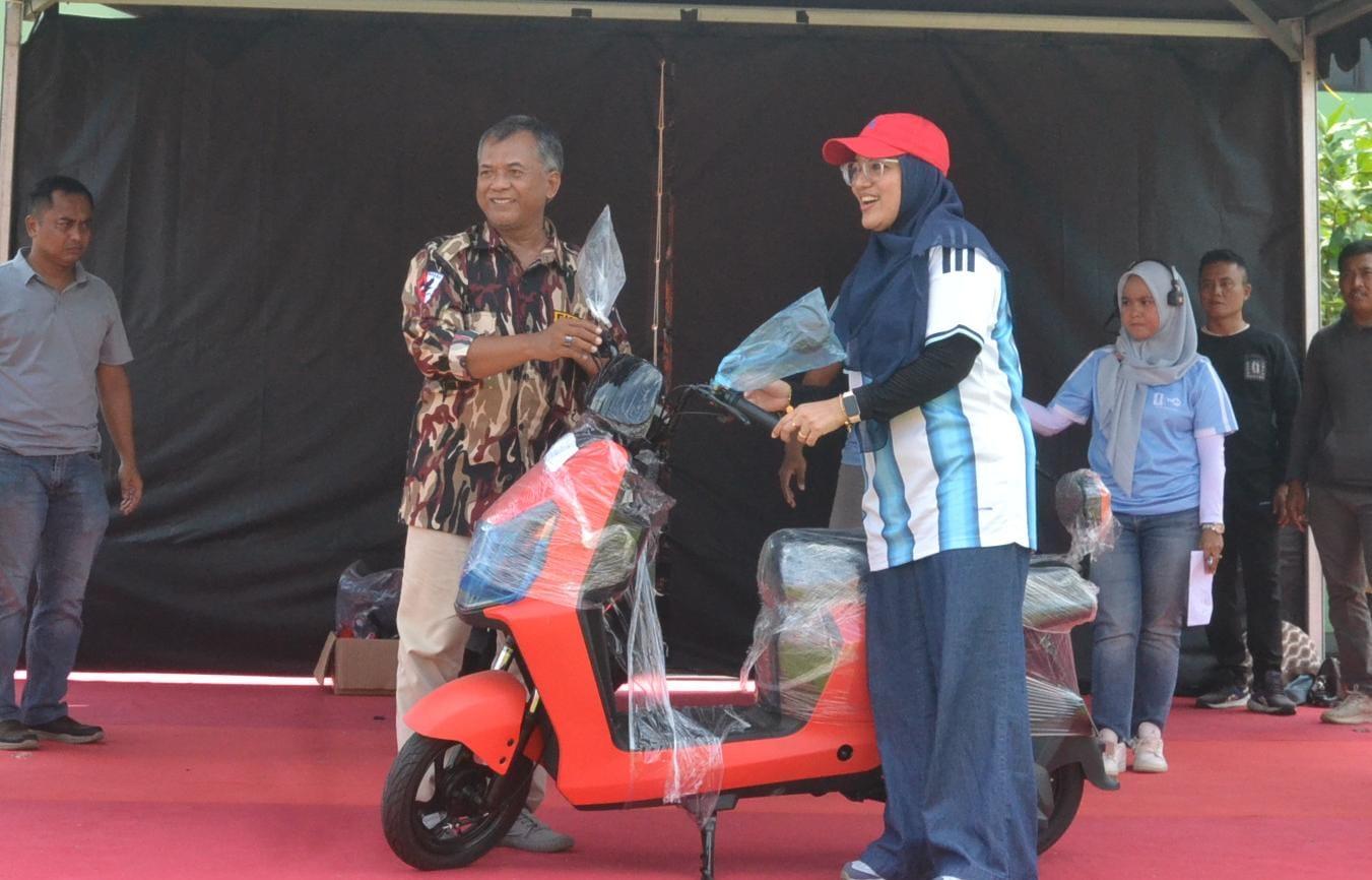 Nobar Inggris vs Norwegia di Makorem 091/ASN, Warga Tenggarong Bawa Pulang Sepeda Listrik - Tribunkaltim.co