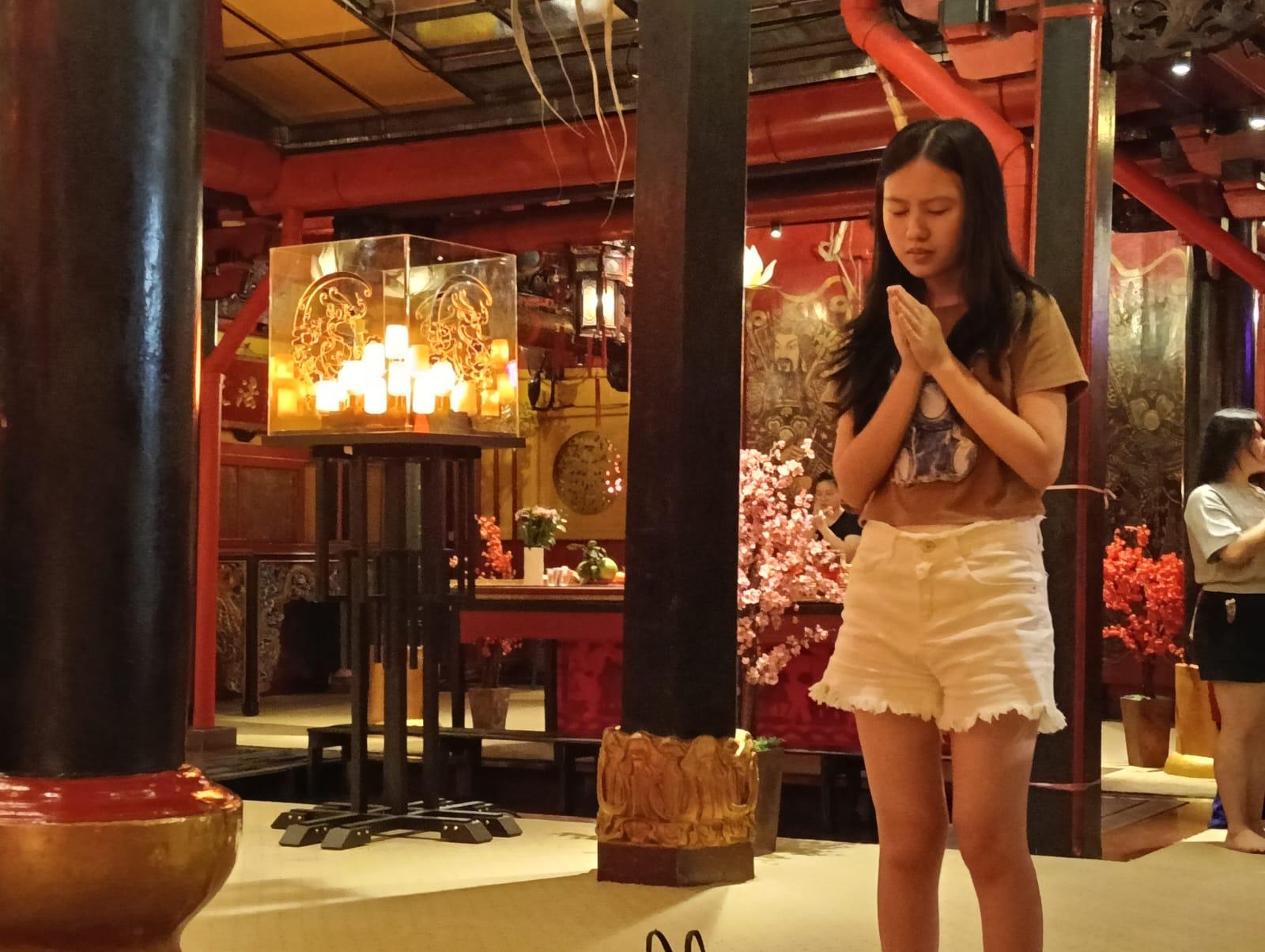 Imlek 2026 Samarinda, Warga Tionghoa Doa Ritual Tolak Bala di Kelenteng Thien Ie Kiong