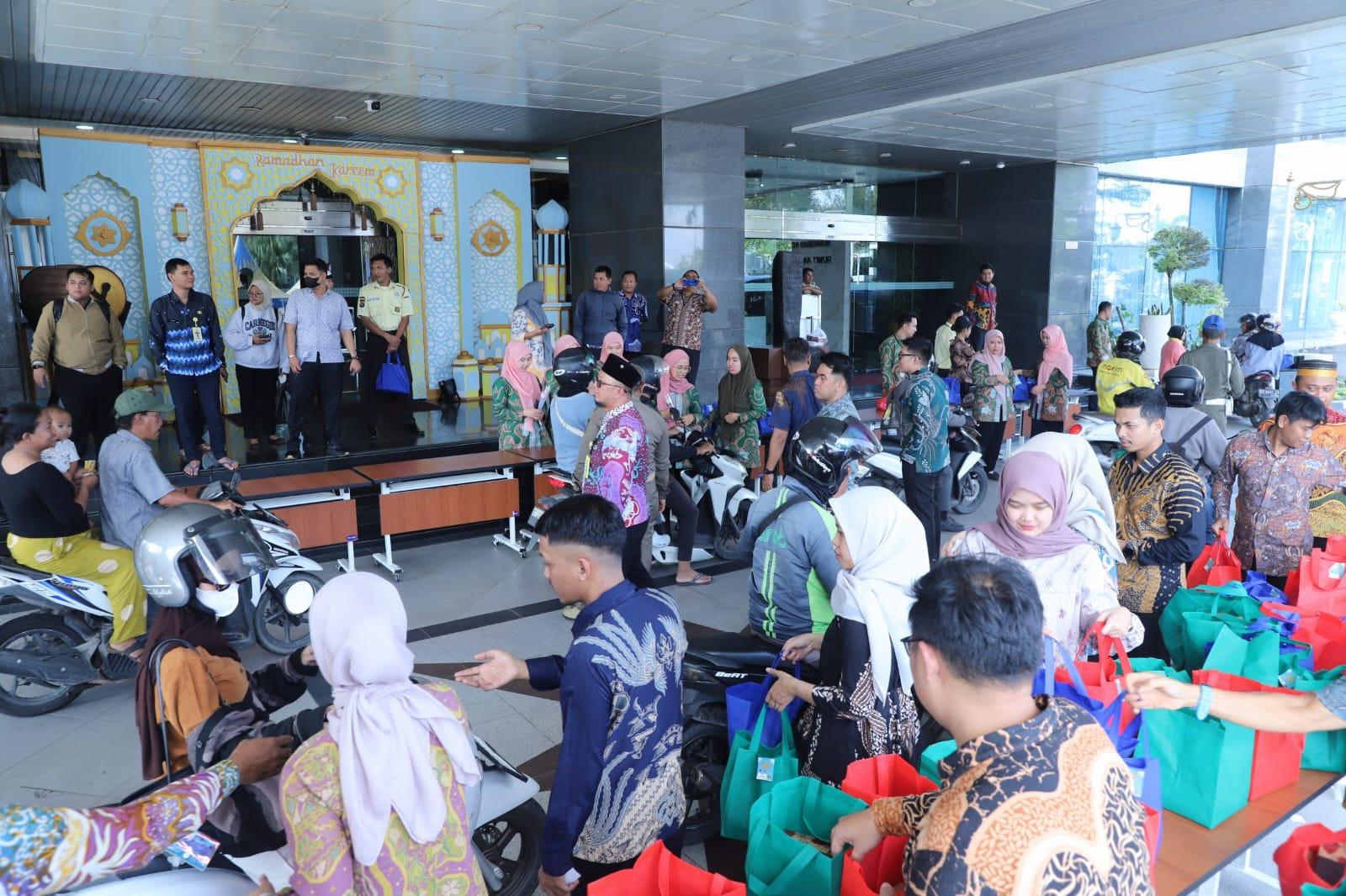 Ribuan Warga Samarinda Serbu Halaman Kantor Gubernur Kaltim, Pemprov Berbagi Takjil Gratis