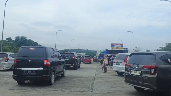 Arus Libur Lebaran 2026, Rest Area Tol Samarinda–Balikpapan Padat, Kendaraan Mengular di Km 36