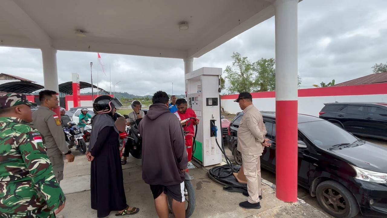 20260403_-Antrean-kendaraan-di-salah-satu-unit-penyalur-BBM-Kabupaten-Malinau.jpg