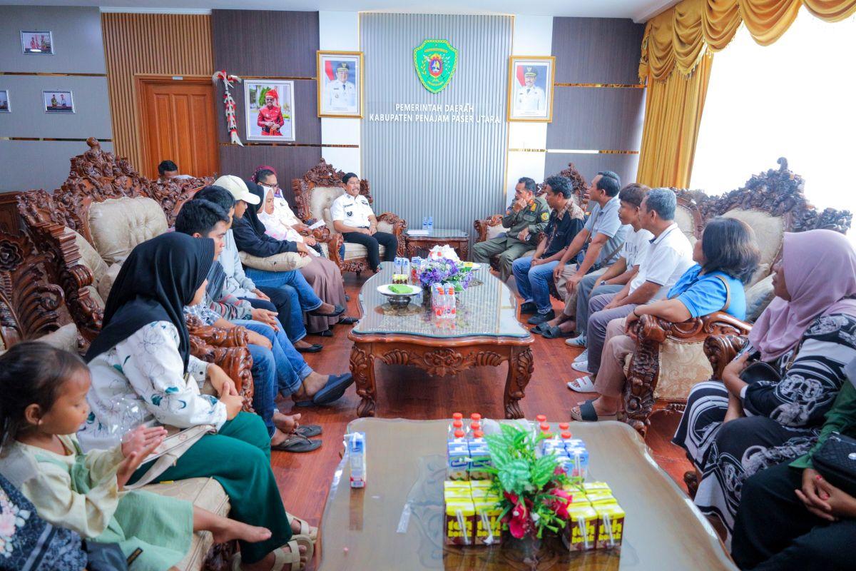 20260403_Wakil-Bupati-PPU-Abdul-Waris-Muin-saat-audiensi-dengan-perwakilan-pedagang.jpg