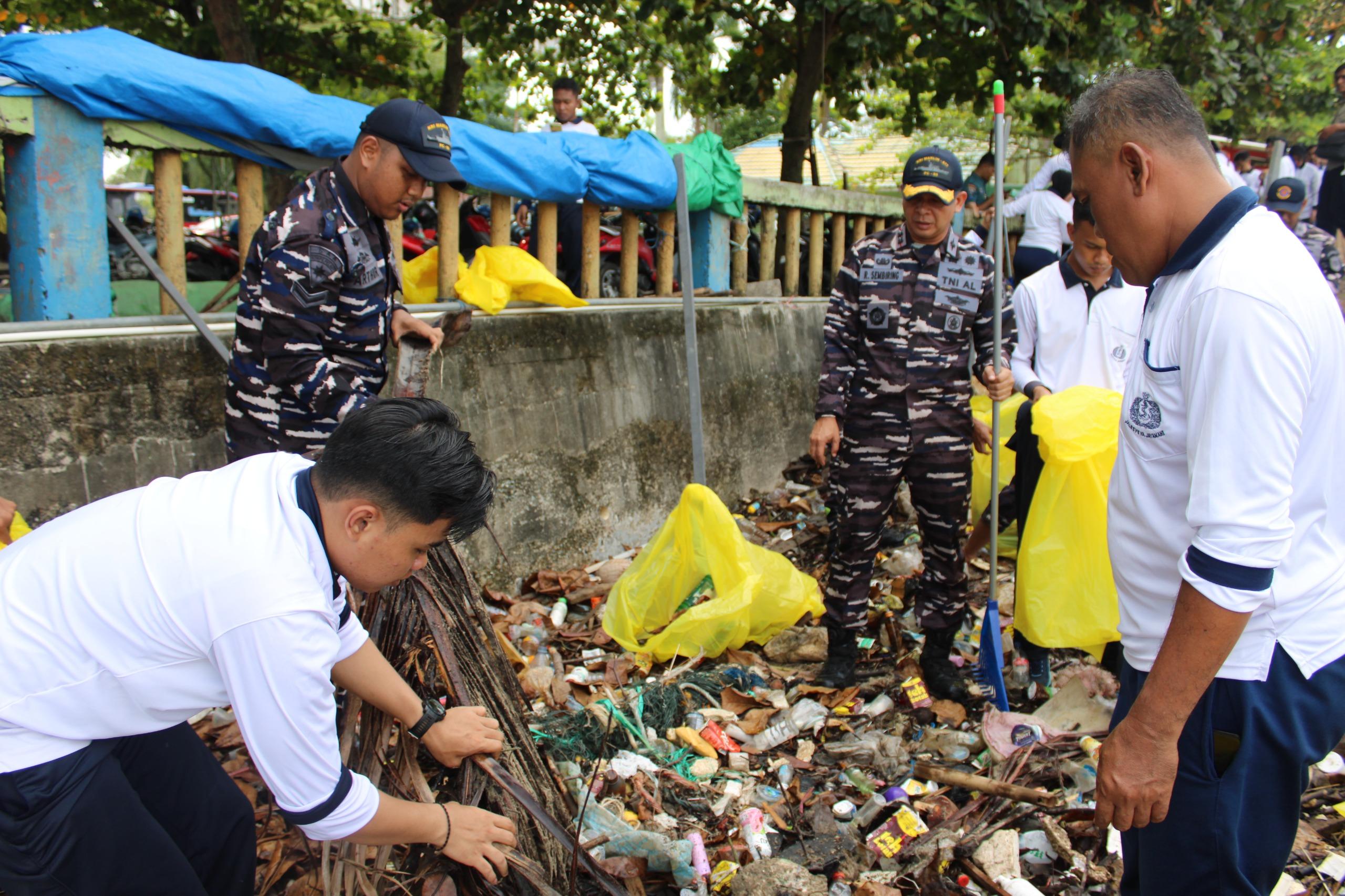 Pantai Melawai Balikpapan Kotor Tercemar Sampah, Lanal Inisiatif Turun Tangan