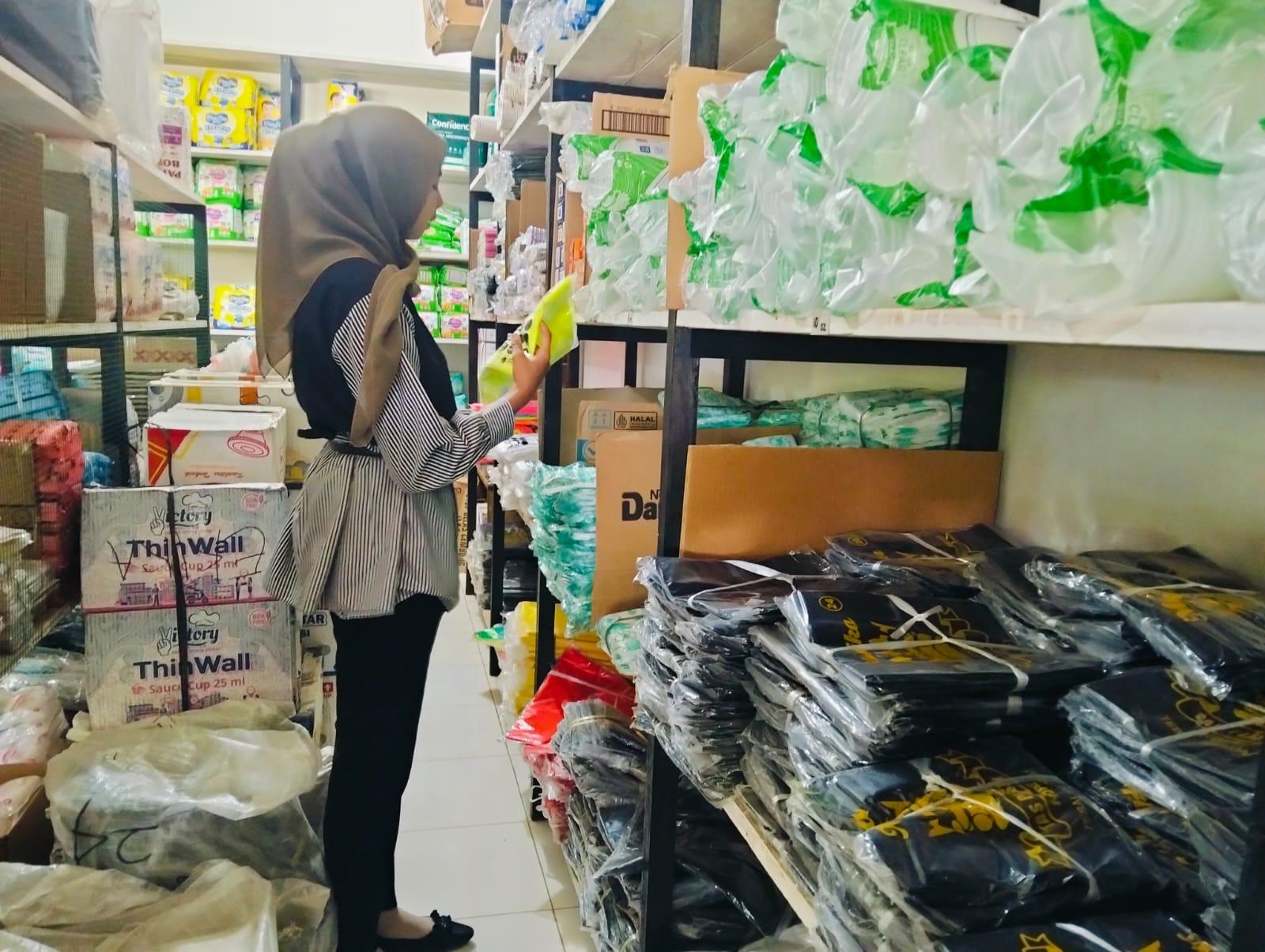 20260407_Suasana-toko-yang-menjual-plastik-di-Tana-Tidung-Kalimantan-Utara.jpg