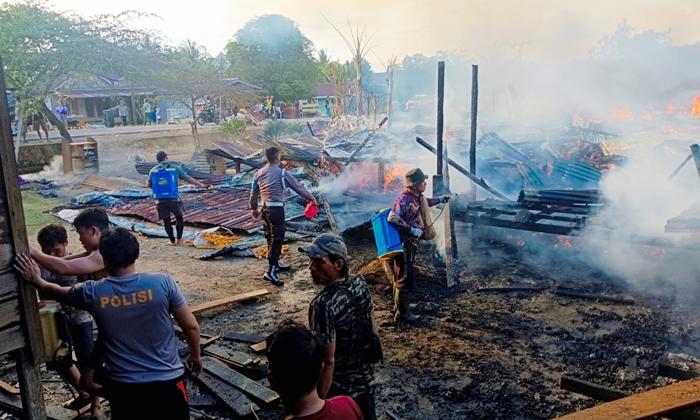 20260408_Kondisi-lima-unit-rumah-yang-terbakar.jpg
