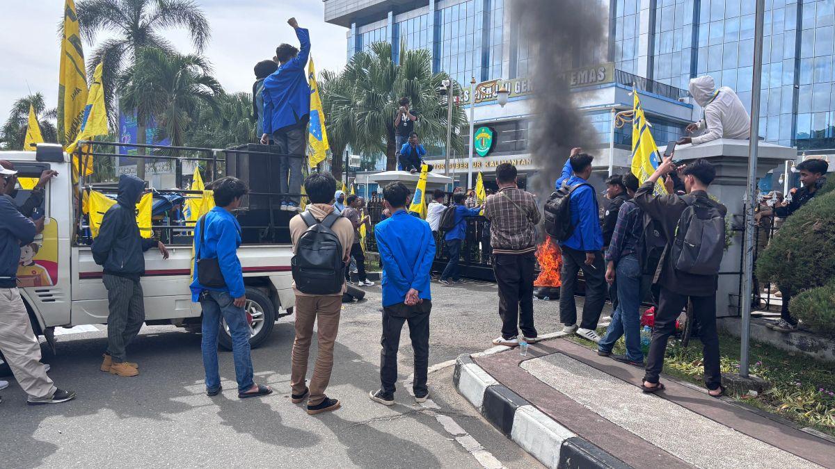 20260409_Aksi-unjuk-rasa-PMII-Samarinda-di-Kantor-Gubernur-Kaltim-memanas.jpg