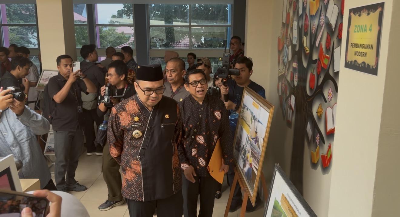 20260409_Bupati-Kukar-Aulia-Rahman-Basri-menghadiri-pameran-kearsipan-di-Kutai-Kartanegara.jpg
