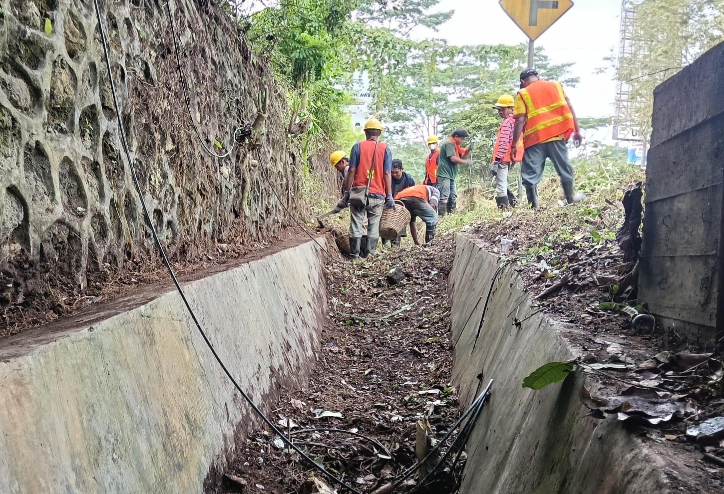 20260409_Pekerja-BBPJN-Kaltim-melakukan-pembersihan-saluran-drainase.jpg