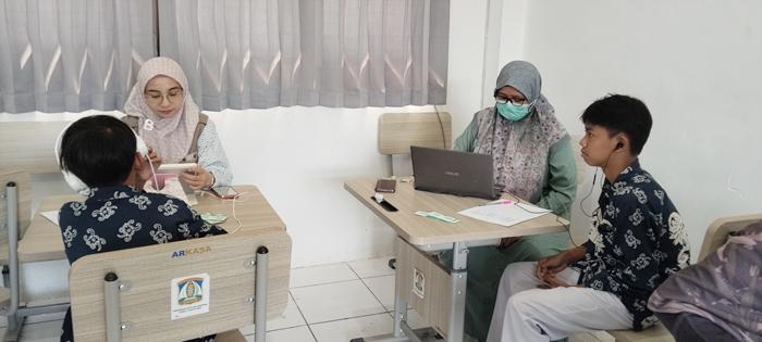 20260410_Pemeriksaan-pendengaran-siswa-di-SMP-Negeri-27.jpg