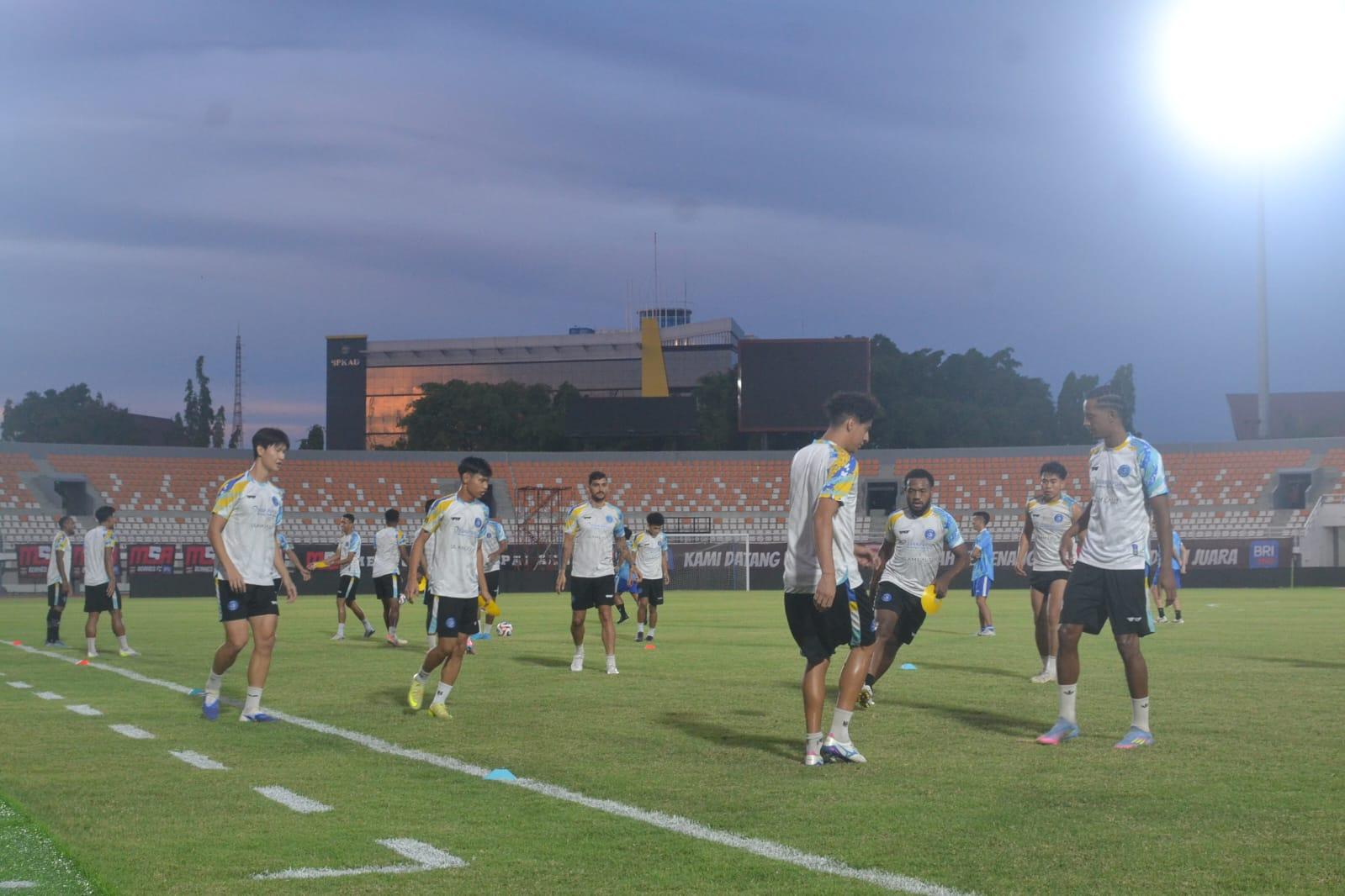 20260411_-PSBS-Biak-latihan-dipimpin-pelatih-Marian-Mihail-di-Stadion-Segiri-Samarinda.jpg