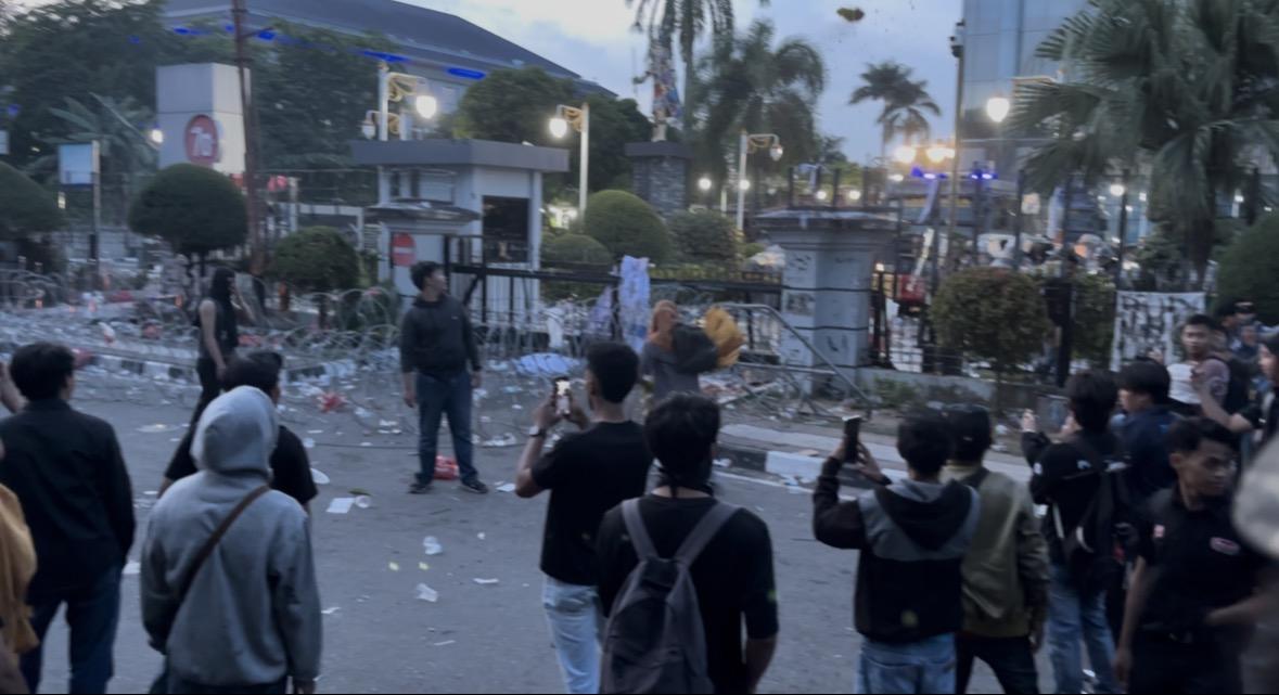 20260421-Situasi-terkini-di-depan-Kantor-Gubernur-Kaltim-0.jpg