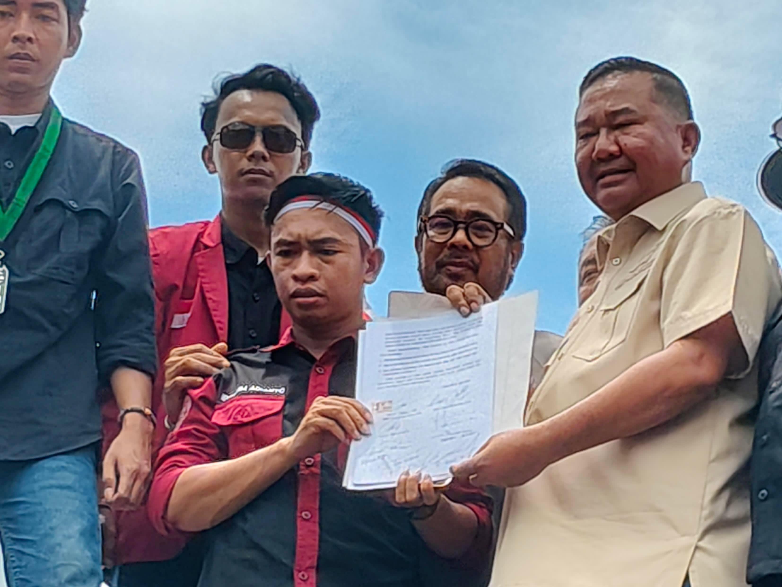 20260421_DPRD-Kaltim-Ekti-Imanuel-Temui-Massa-Demo-21-April.jpg