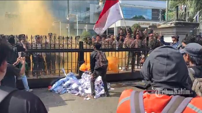 20260421_Mahasiswa-Menyalakan-Flare-di-Hadapan-Polisi-yang-Berjaga-di-Kantor-Gubernur-Kaltim.jpg