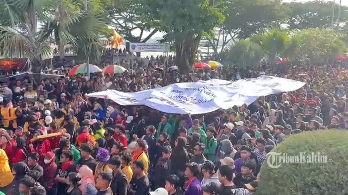 20260421_Ratusan-Demonstran-Konvoi-Sambil-Berorasi-di-Depan-Kantor-Gubernur-Kaltim.jpg