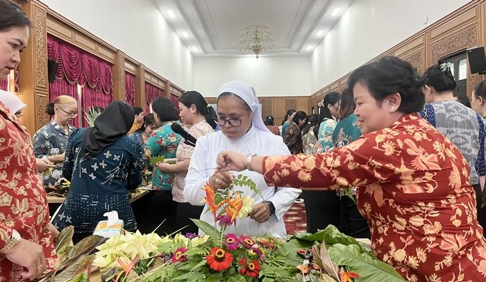 Pelatihan Rangkai Bunga Warnai Hari Kartini di Mahulu, Peserta Diajak Kreatif Manfaatkan Bunga Lokal