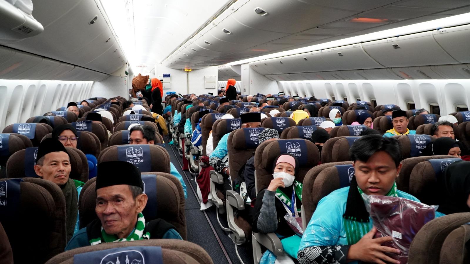 20260425_Jemaah-Haji-di-Pesawat-Garuda-Indonesia.jpg