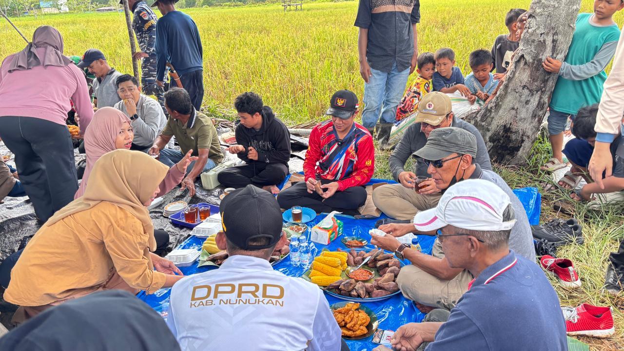 20260426_Bupati-Nunukan-Turun-Ke-Sawah-Bersama-Petani.jpg