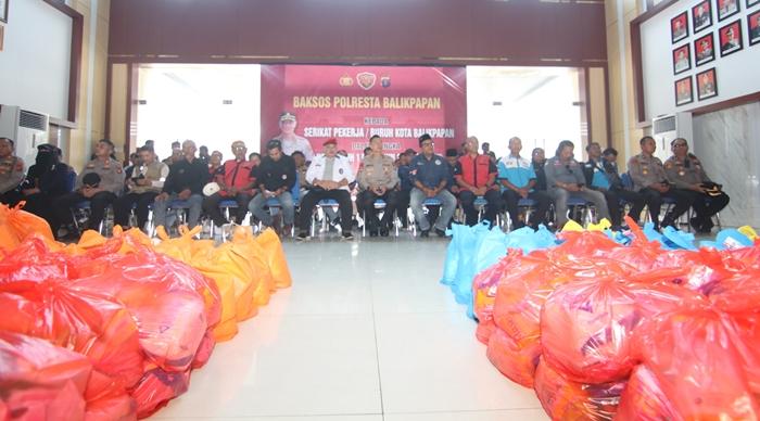 May Day 2026, Polresta Balikpapan Salurkan 500 Paket Sembako ke Serikat Buruh