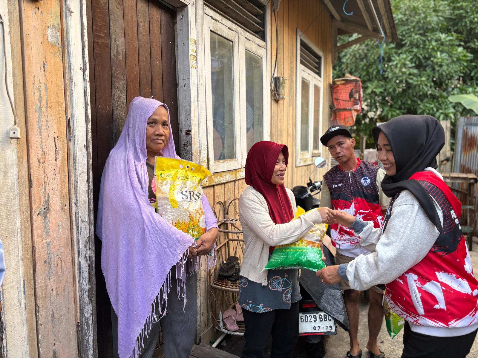 TRC PPA Kaltim Salurkan Belasan Karung Beras SPHP di Sungai Pinang Luar Samarinda