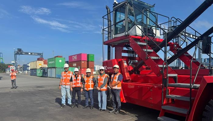 Tingkatkan Efisiensi Bongkar Muat, PT Kaltim Kariangau Terminal Balikpapan Datangkan Side Loader