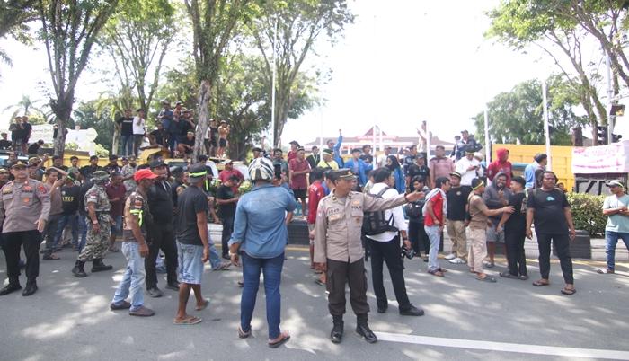 ‎244 Personel Polisi Diturunkan Amankan Aksi Sopir Truk di Kantor DPRD Balikpapan