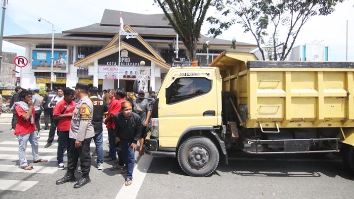 BREAKING NEWS: Ratusan Sopir Truk Datangi DPRD Balikpapan, Sampaikan Aspirasi soal Kelangkaan Solar