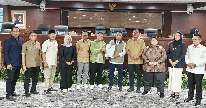 20260507_Penyerahan-syarat-persetujuan-dari-enam-fraksi-di-DPRD-Kaltim.jpg
