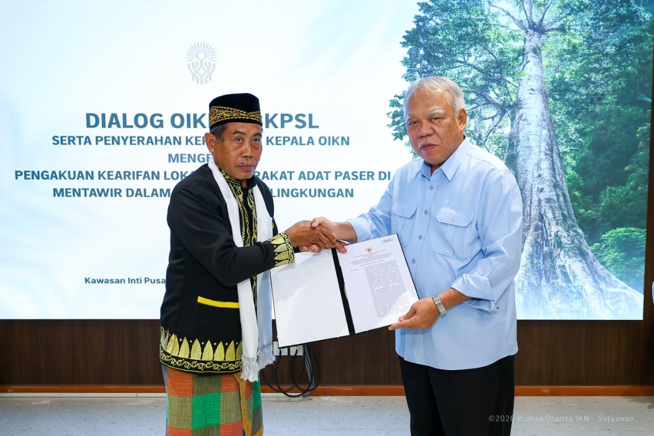 20260514_Kepala-Otorita-IKN-Basuki-Hadimuljono-Serahkan-SK-Adat-Paser.jpg