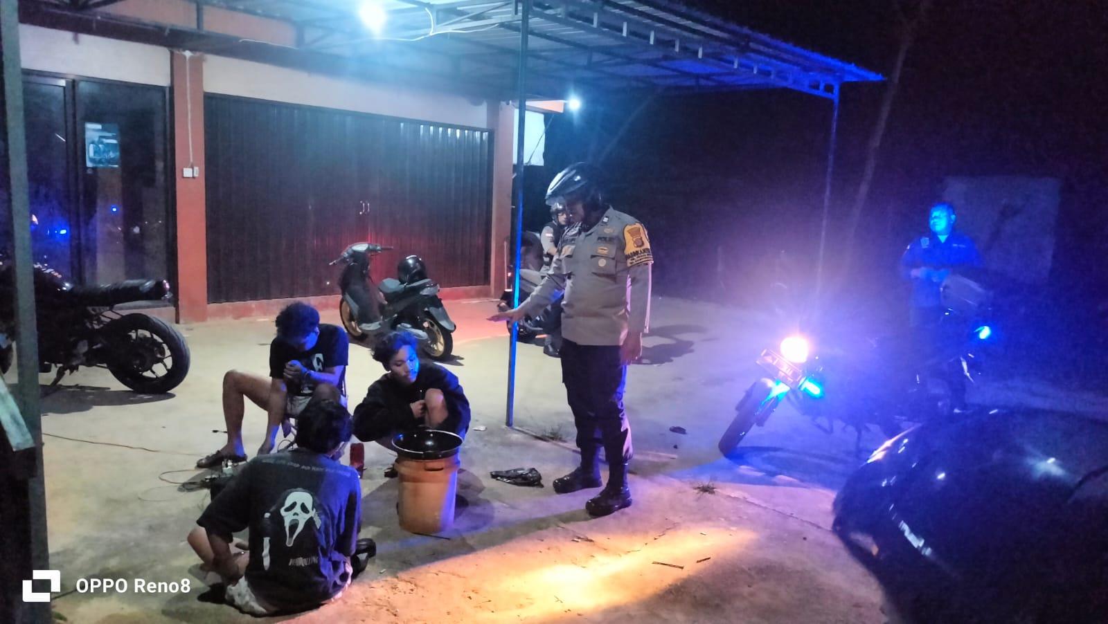 20260517_Bhabinkamtibmas-Graha-Indah-bersama-FKPM-turun-patroli-hingga-dini-hari.jpg