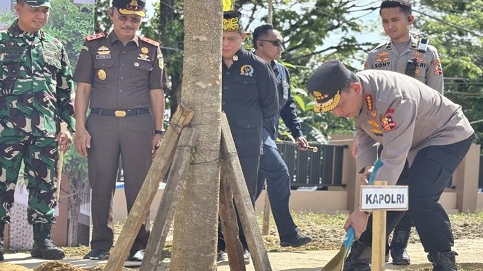 Kapolri Resmikan Fasilitas Strategis di Samarinda, Perkuat Pelayanan Publik Wilayah Penyangga IKN