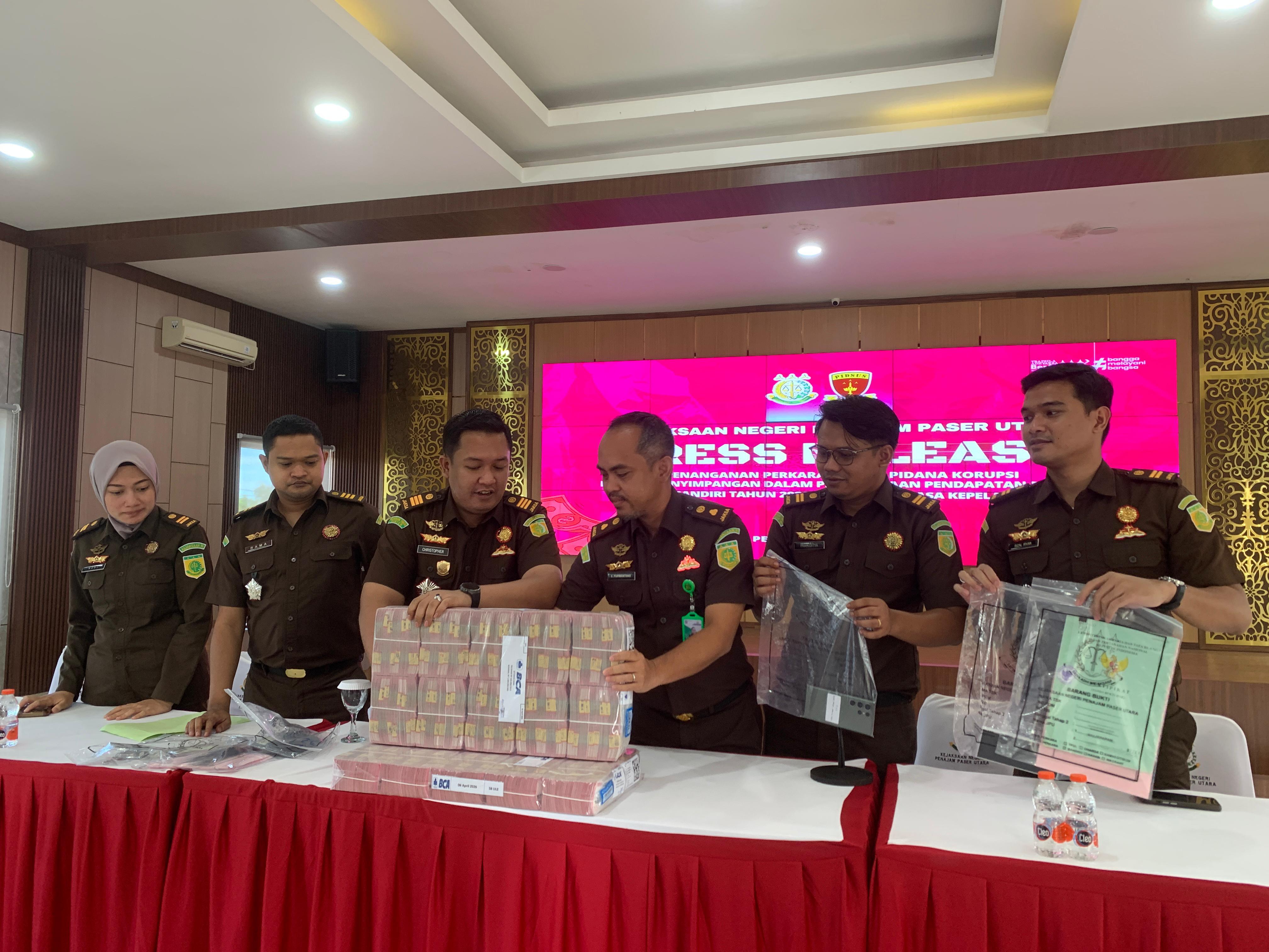 20260518_Kejari-PPU-memperlihatkan-sejumlah-aset-milik-tiga-tersangka-korupsi-Bumdes-Bumi-Harapan.jpg