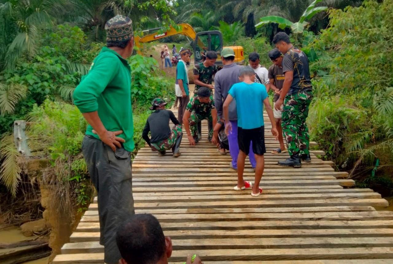 20260603_Warga-bersama-personel-TNI-Satgas-Pamtas-Pos-Bukit-Keramat-bangun-jembatan-darurat.jpg
